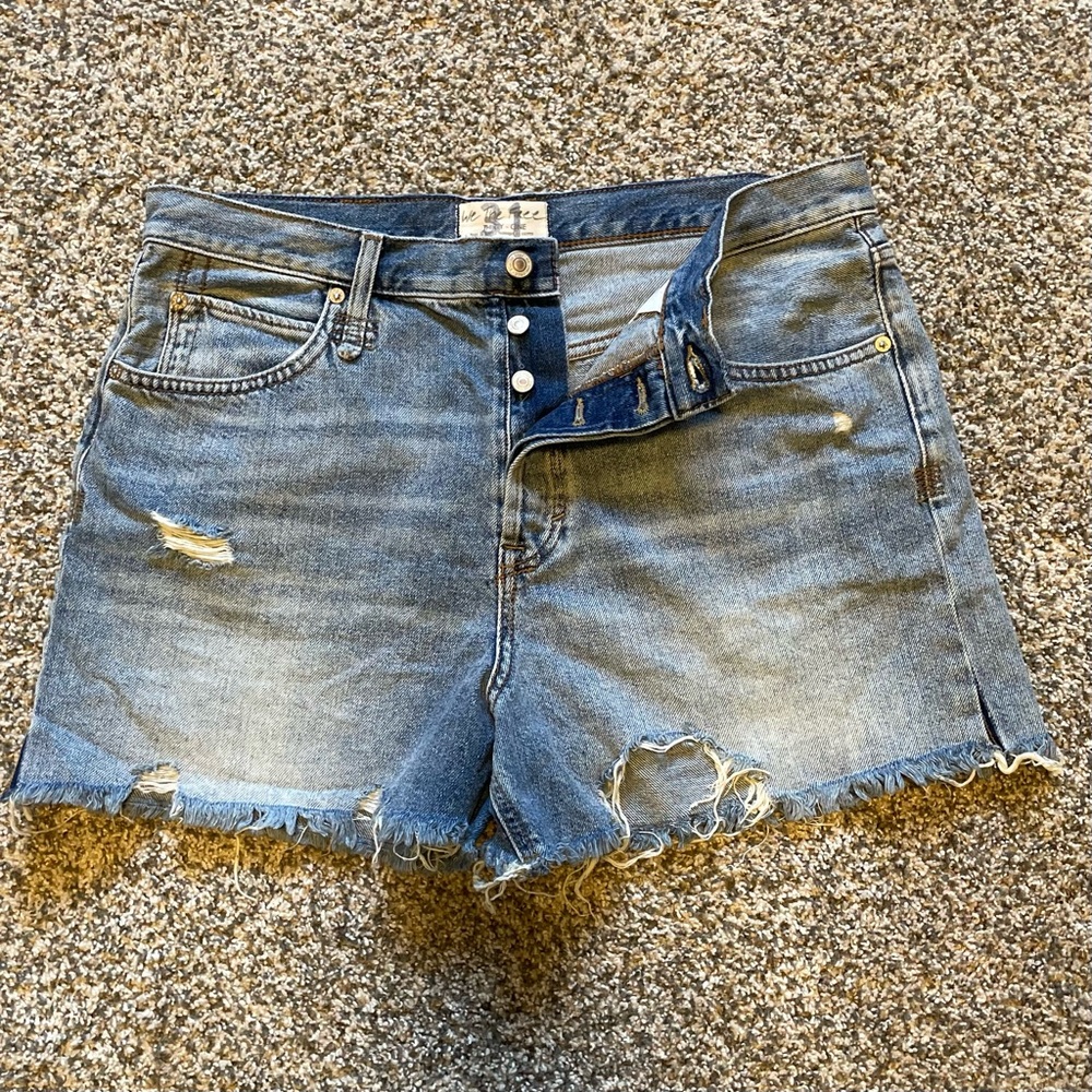 Free People/We The Free Denim Blue Distressed Cutoff Women Shorts Size 31 - Picture 2 of 5